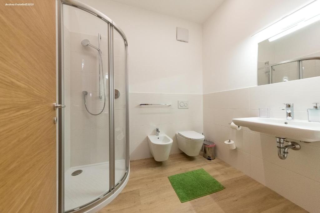 A bathroom at City Charme Apartments