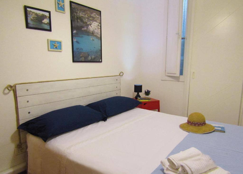 a bedroom with a white bed with a hat on it at Casa vacanza Poesia in San Foca