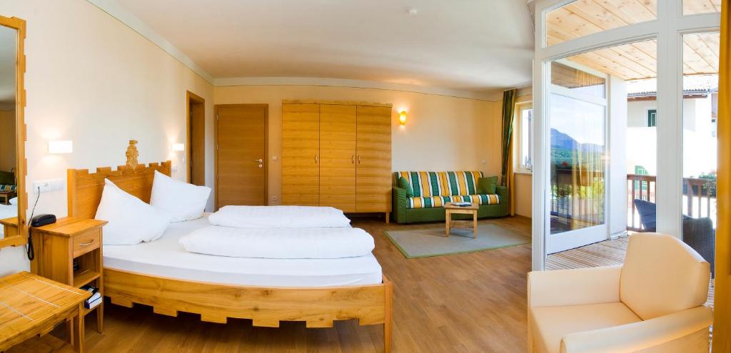 Posteľ alebo postele v izbe v ubytovaní Hotel Weingut Klosterhof