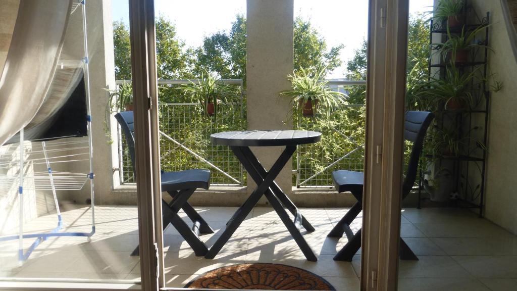 モンペリエにあるLUMINEUX avec vue , proche CENTRE historiqueのバルコニー(テーブル、椅子2脚付)