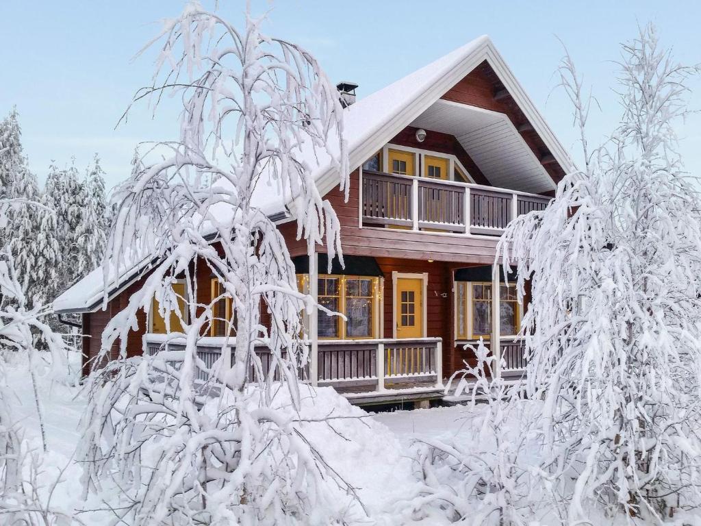 レヴィにあるHoliday Home Laulelevi by Interhomeの雪に覆われた木々が目の前に広がるログキャビン