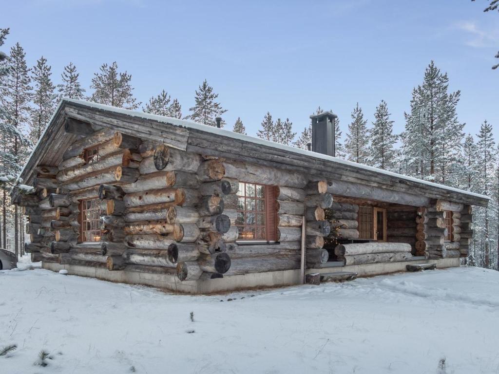 une cabane en rondins dans la neige dans l'établissement Holiday Home Mäntylä a-osa by Interhome, à Nissi