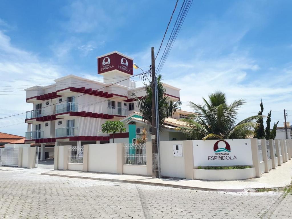 un edificio blanco con un cartel encima en Pousada Espindola, en Penha