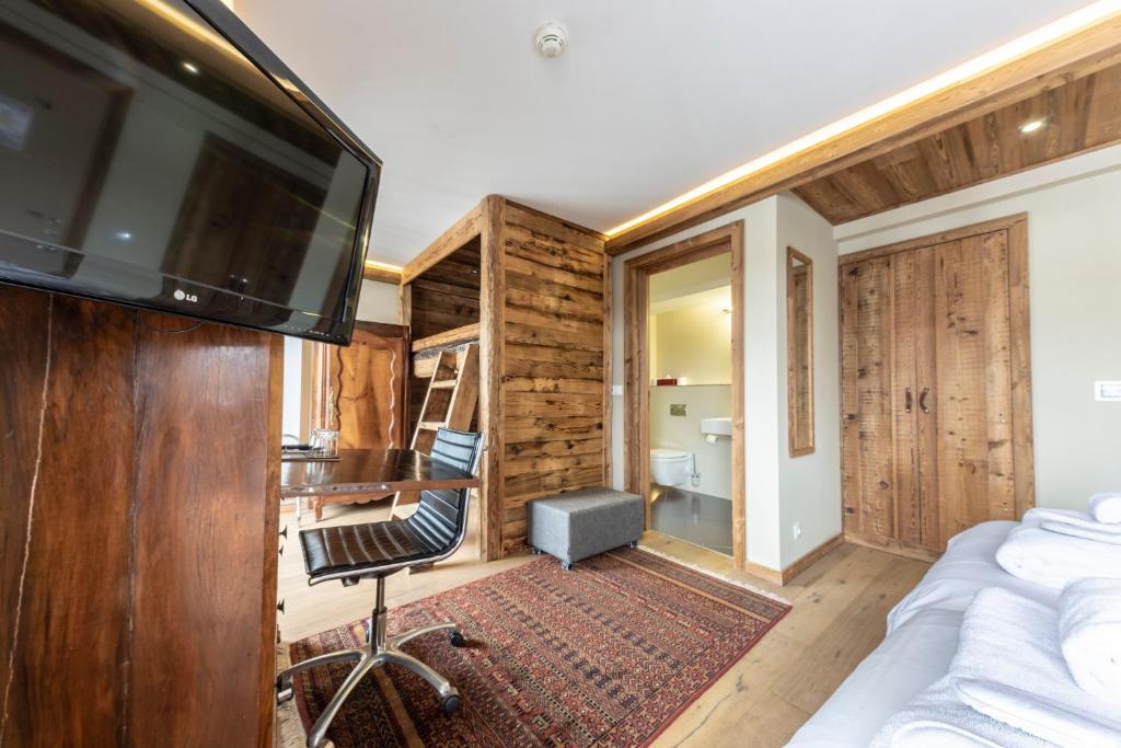 TV a/nebo společenská místnost v ubytování Chamois d'Or Hotel