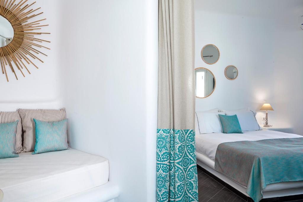 Postel nebo postele na pokoji v ubytování Colours of Mykonos Luxury Residences & Suites