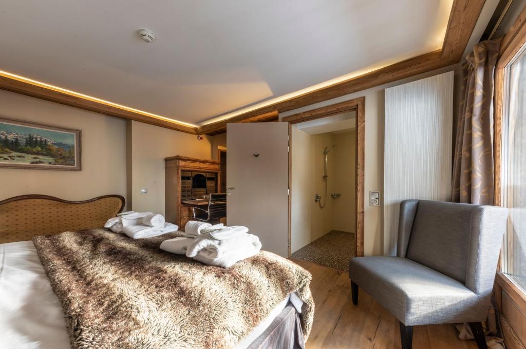Postel nebo postele na pokoji v ubytování Chamois d'Or Hotel