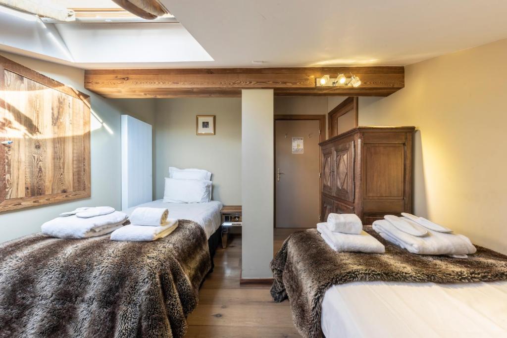 Postel nebo postele na pokoji v ubytování Chamois d'Or Hotel
