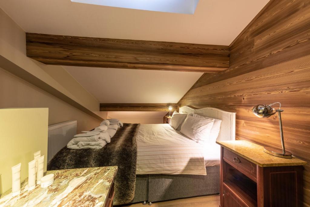 Postel nebo postele na pokoji v ubytování Chamois d'Or Hotel