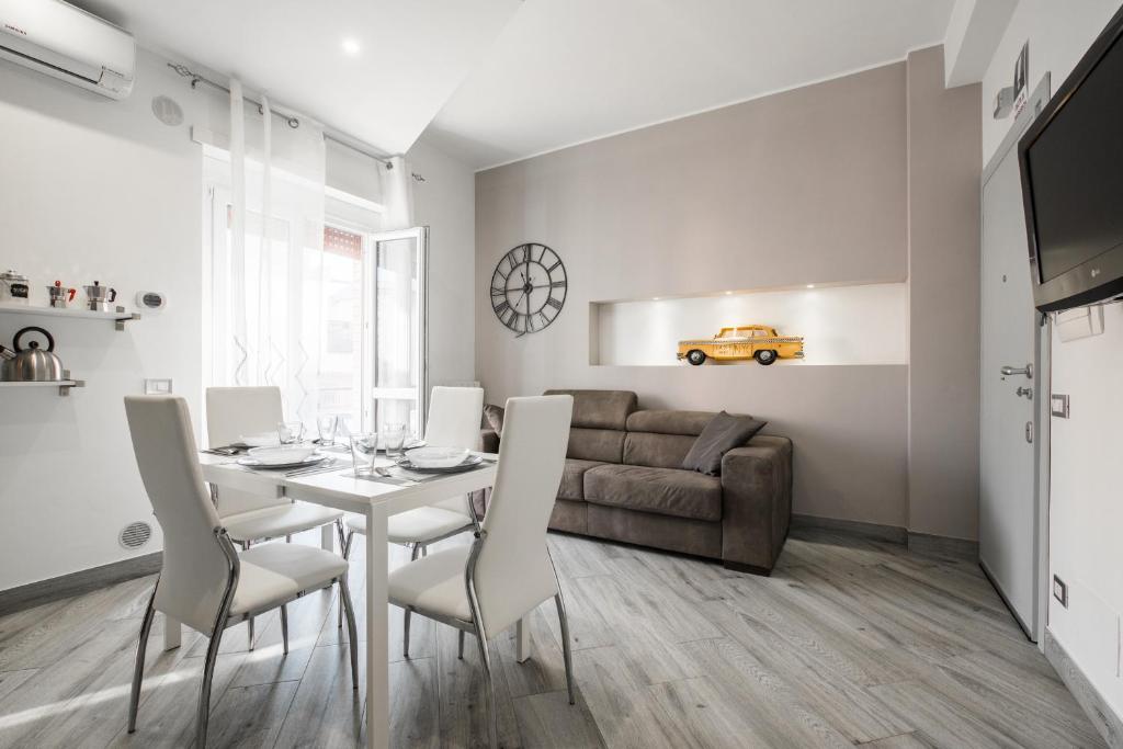 A seating area at La Fiaba Roma Apartment