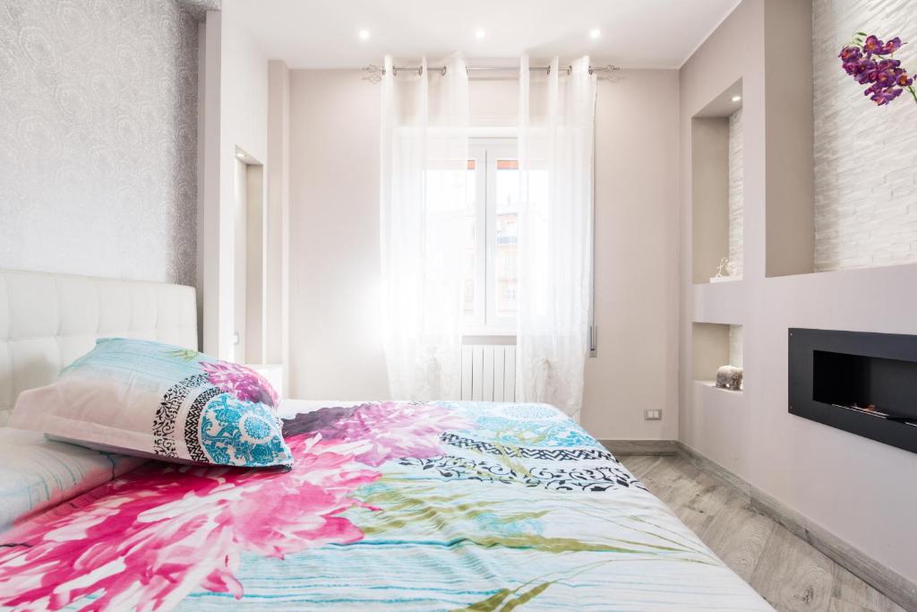 A bed or beds in a room at La Fiaba Roma Apartment