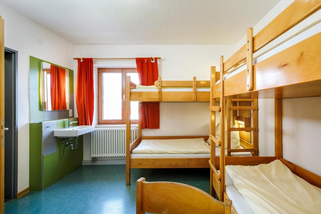 Postel nebo postele na pokoji v ubytování Jugendherberge Füssen