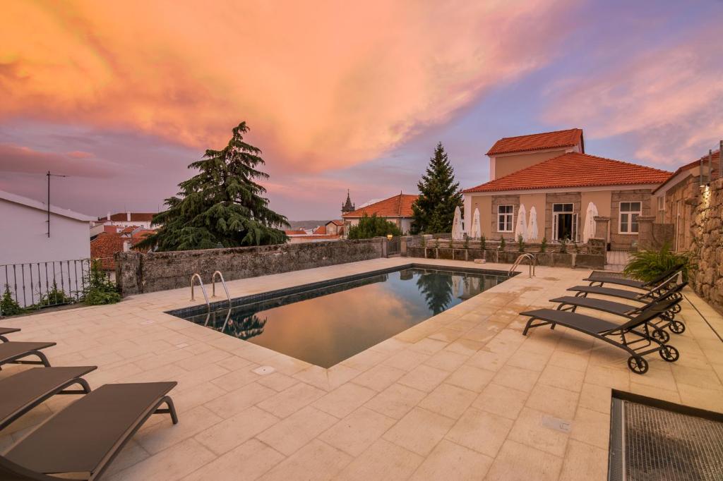 A piscina em ou perto de Casa das Muralhas
