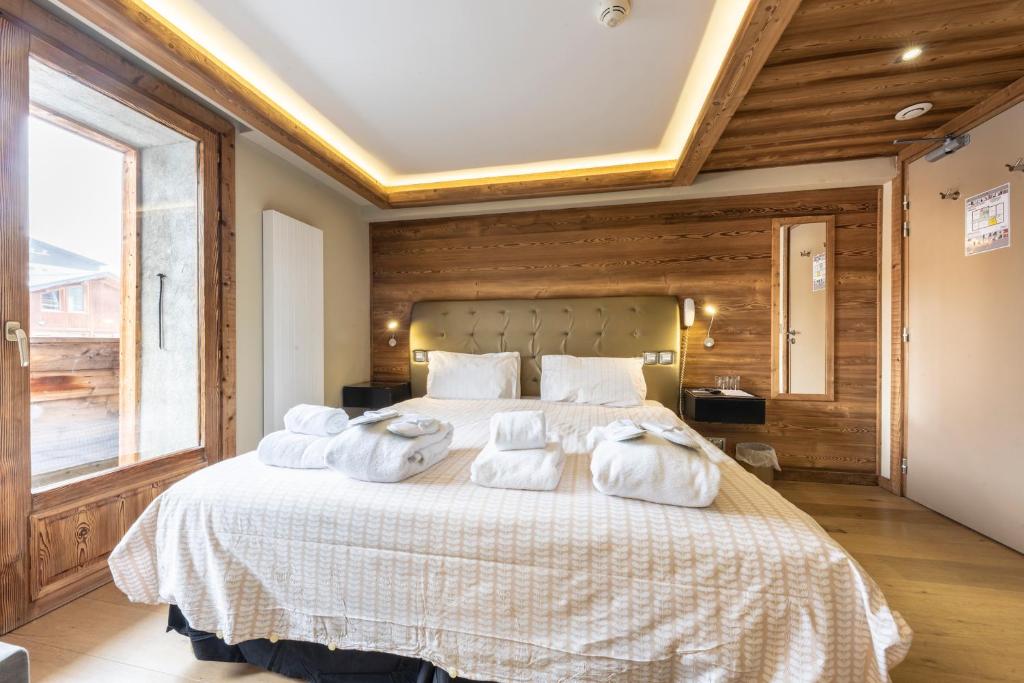 Postel nebo postele na pokoji v ubytování Chamois d'Or Hotel