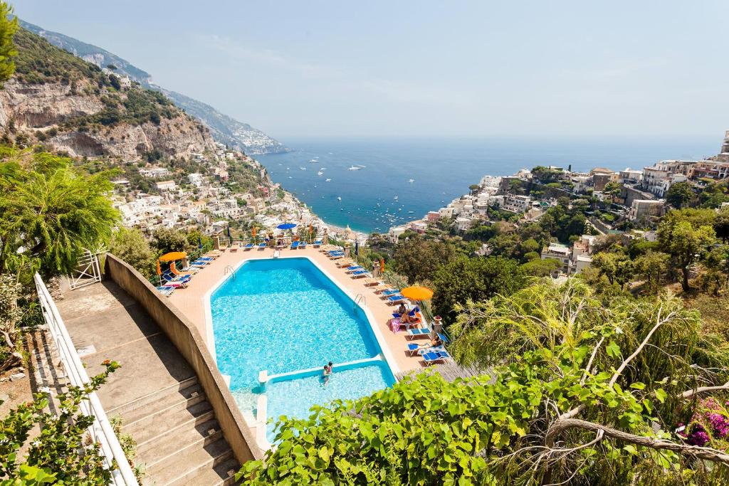 uma piscina com vista para a costa de Amalfi em Casa Dorothea 2 em Positano