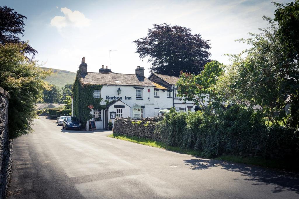 une maison blanche sur le côté d'une route dans l'établissement Barbon Inn, à Barbon