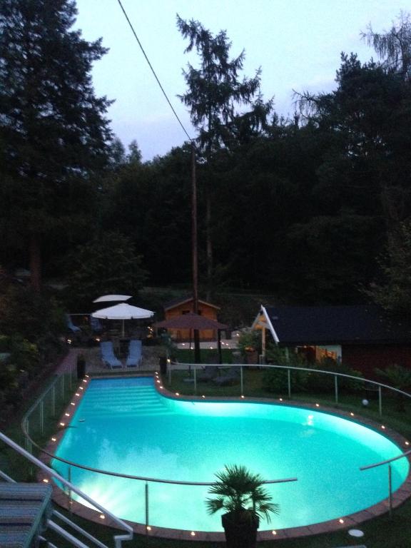 Bazén v ubytování Hotel Sonnenhof nebo v jeho okolí