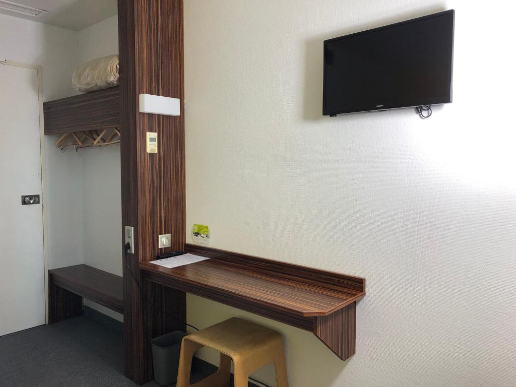 TV a/nebo společenská místnost v ubytování HALT HOTEL - Choisissez l'Hôtellerie Indépendante