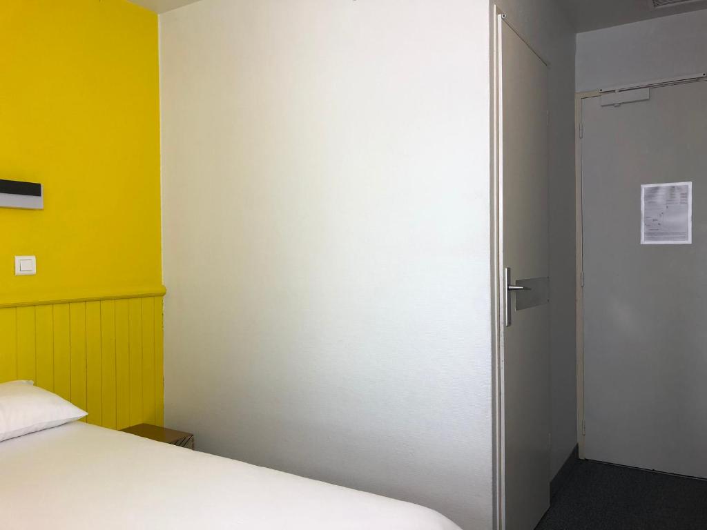 Postel nebo postele na pokoji v ubytování HALT HOTEL - Choisissez l'Hôtellerie Indépendante