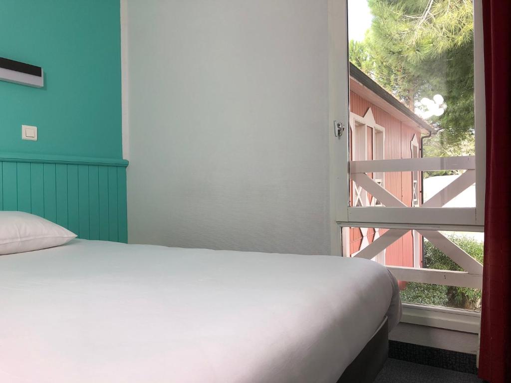 Postel nebo postele na pokoji v ubytování HALT HOTEL - Choisissez l'Hôtellerie Indépendante
