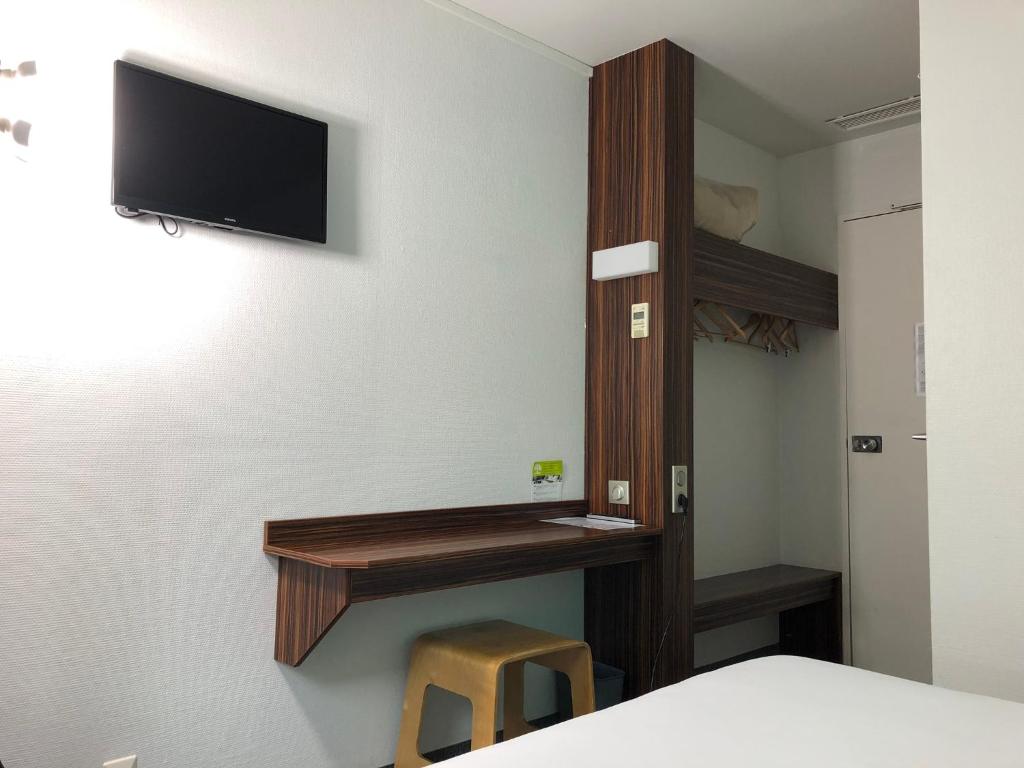 TV a/nebo společenská místnost v ubytování HALT HOTEL - Choisissez l'Hôtellerie Indépendante
