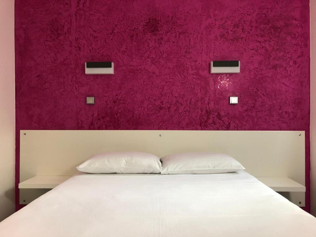 Postel nebo postele na pokoji v ubytování HALT HOTEL - Choisissez l'Hôtellerie Indépendante