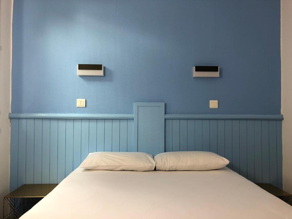 Postel nebo postele na pokoji v ubytování HALT HOTEL - Choisissez l'Hôtellerie Indépendante