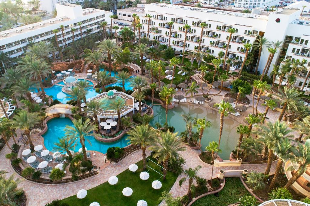 een luchtzicht op een resort met een zwembad bij Royal Garden by Isrotel Collection in Eilat