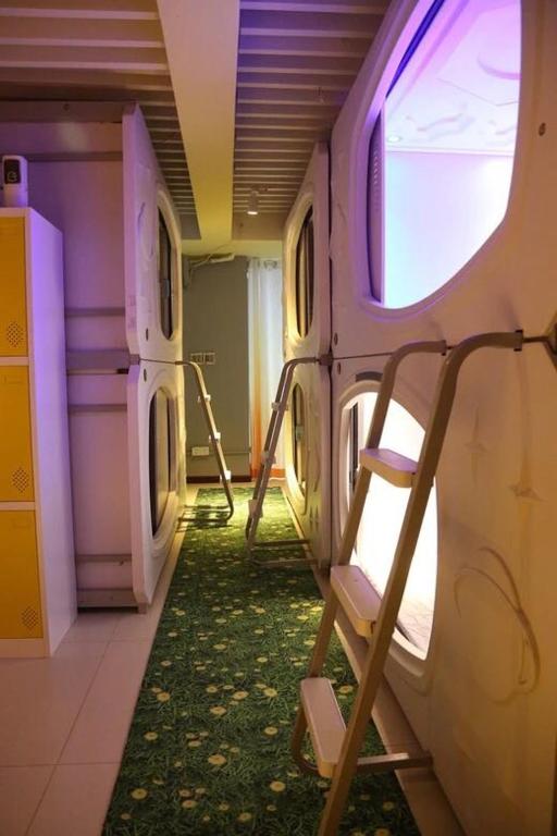 TV a/nebo společenská místnost v ubytování Wuhan Worry-free Capsule Hotel