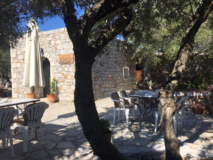 Fotografie z fotogalerie ubytování Charouda Stone Tower v destinaci Pirgos Dhirou