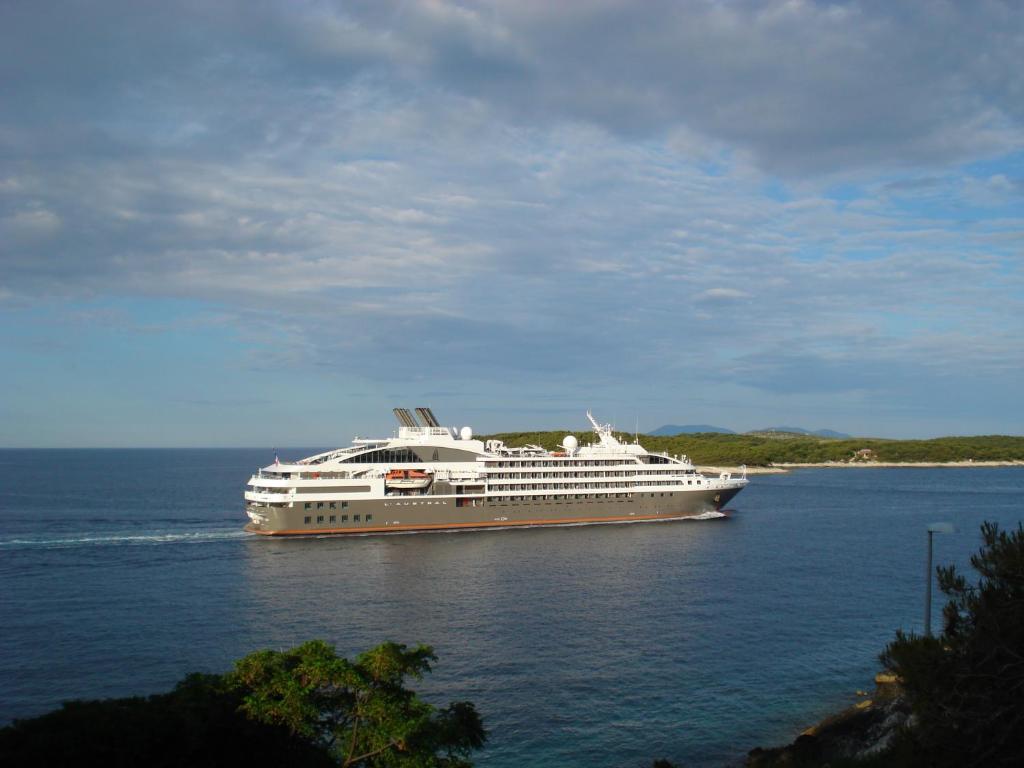 un gran crucero en el océano sobre el agua en Apartments Ante Petric, en Hvar