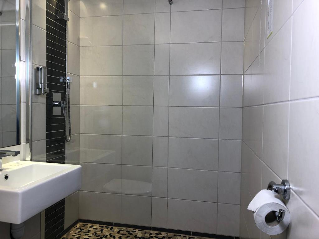 Koupelna v ubytování HALT HOTEL - Choisissez l'Hôtellerie Indépendante