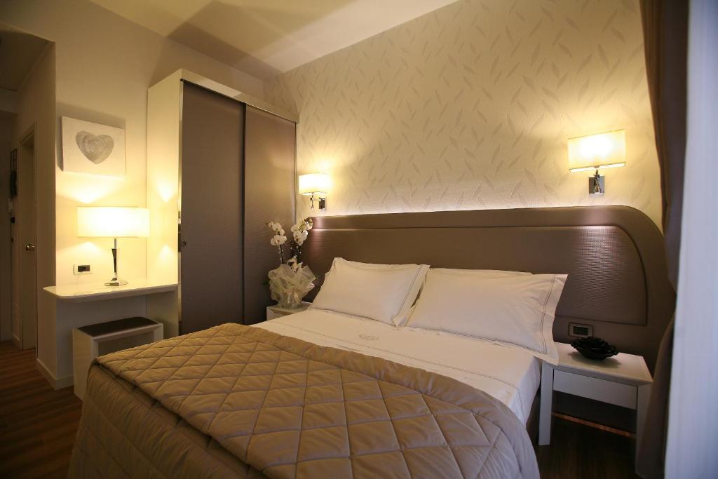 Postel nebo postele na pokoji v ubytování Hotel Alexander