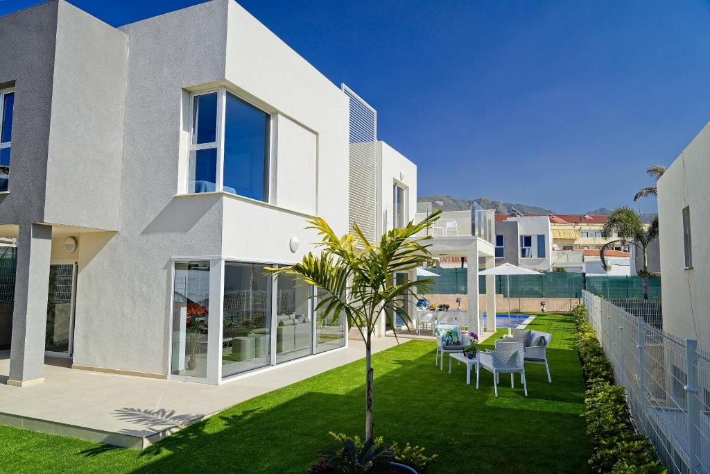 una imagen de una casa con un patio en Villa Paradise, en Playa Paraiso