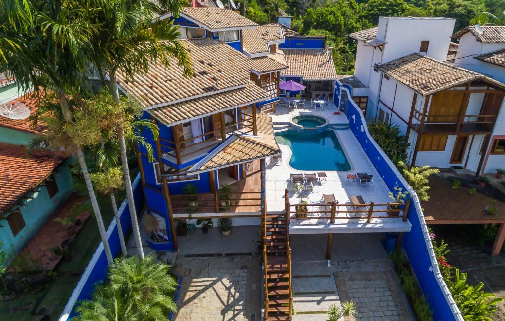 una vista aérea de una casa con piscina en Casa de Alto Padrão, en Ilhabela
