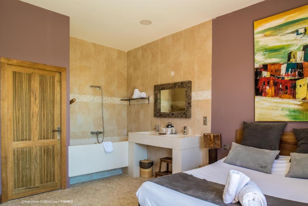 Kúpeľňa v ubytovaní Hotel restaurant Spa Disini Montpellier Est, The Originals Relais