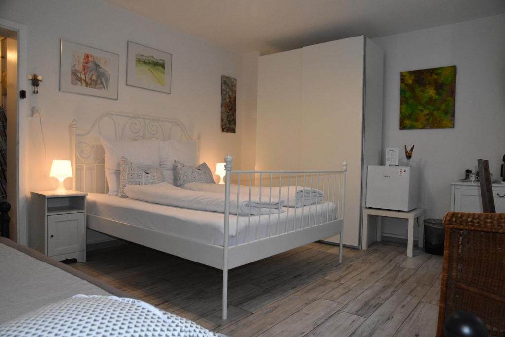 Postel nebo postele na pokoji v ubytování Kiki's B&B