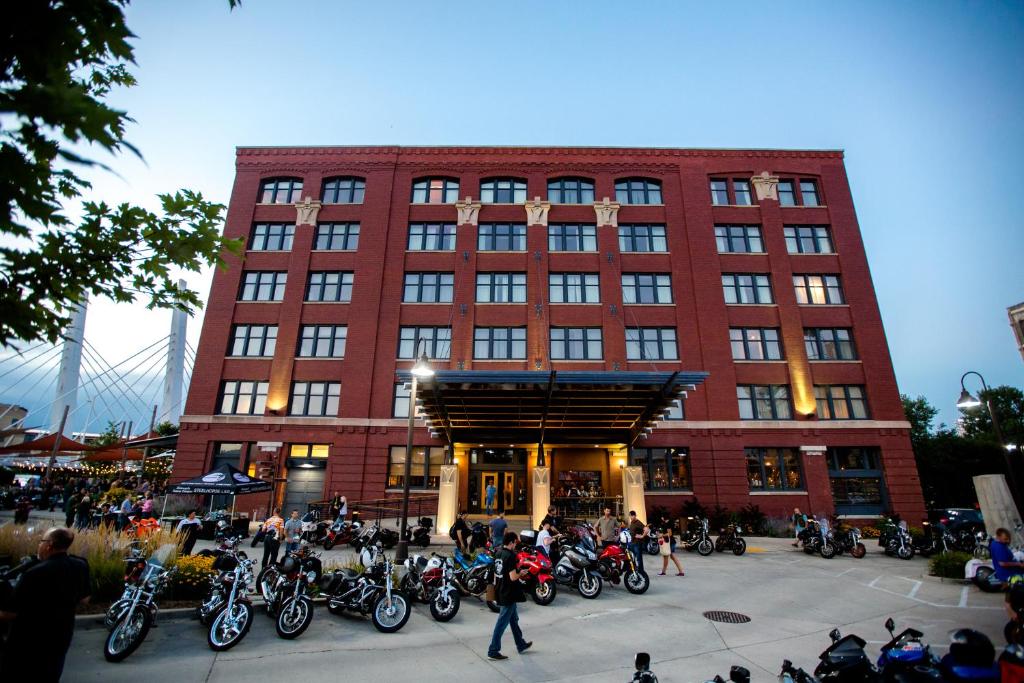 un grupo de motocicletas estacionadas frente a un edificio en The Iron Horse Hotel, en Milwaukee