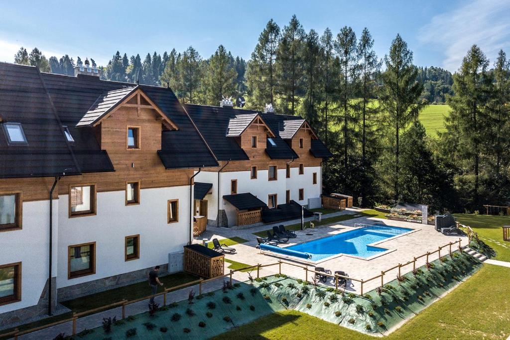 an aerial view of a house with a swimming pool at Apartament Pod Modrzewiami in Szczawnica