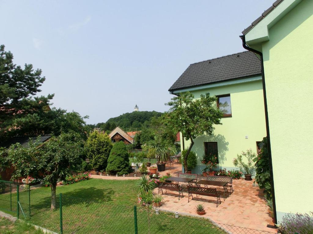 Vonkajšia záhrada v ubytovaní Vila Evička