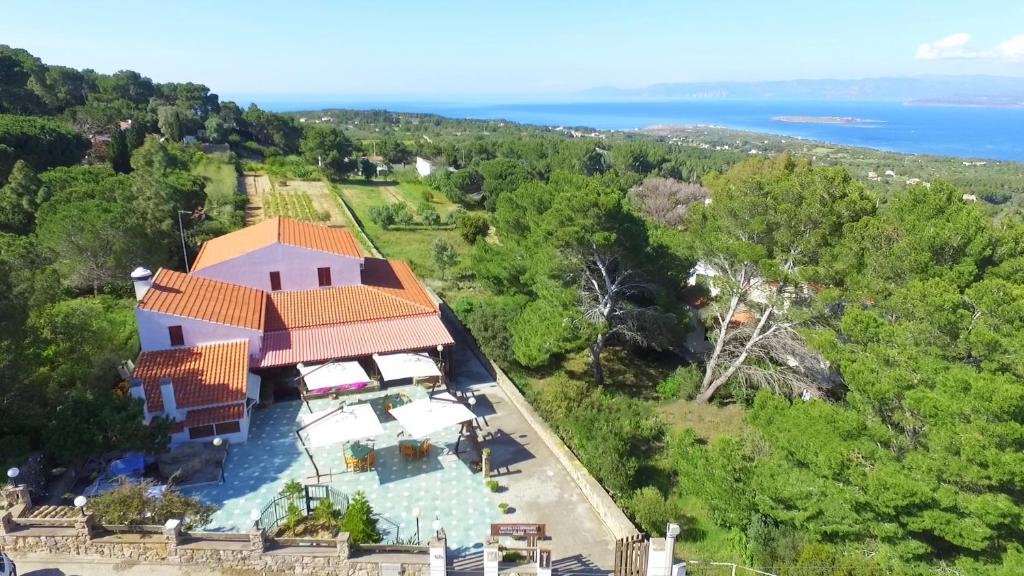 - une vue aérienne sur une maison avec une piscine dans l'établissement Guardia dei Mori, à Carloforte