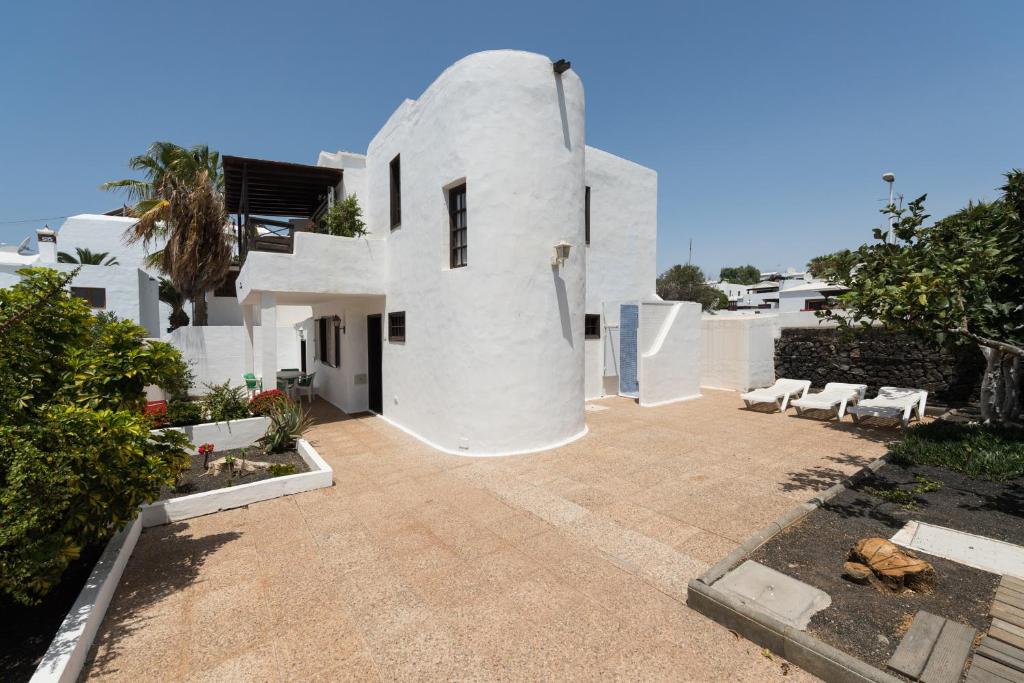Biały dom z dziedzińcem z patio w obiekcie 2BR Beach House - Solarium & Shower Terrace - 13 w Puerto del Carmen