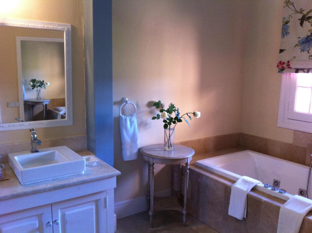 Koupelna v ubytování Hotel Valdepalacios Gourmand 5* GL