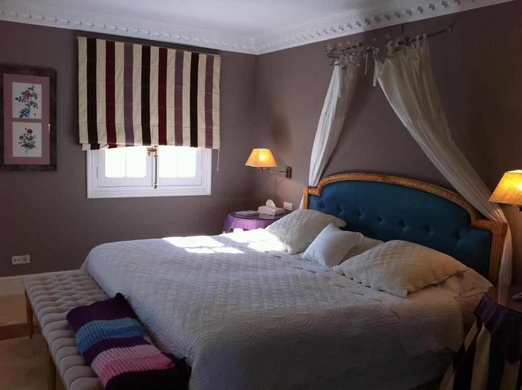 Postel nebo postele na pokoji v ubytování Hotel Valdepalacios Gourmand 5* GL