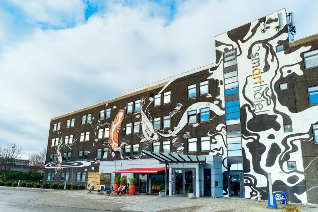 a building with graffiti on the side of it at Smarthotel Forus in Stavanger