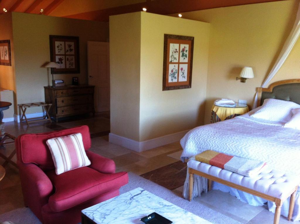 Postel nebo postele na pokoji v ubytování Hotel Valdepalacios Gourmand 5* GL