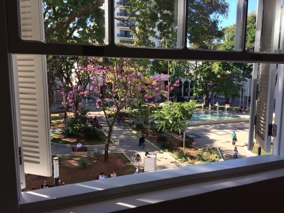 uma janela com vista para um parque a partir de um edifício em Hotel Centenario Itajuba em Itajubá