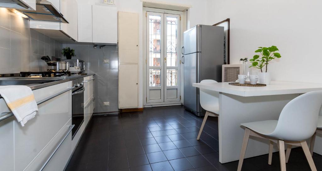 Kuchnia lub aneks kuchenny w obiekcie JOIVY Lovely Family Apt for 7 near San Lorenzo Columns