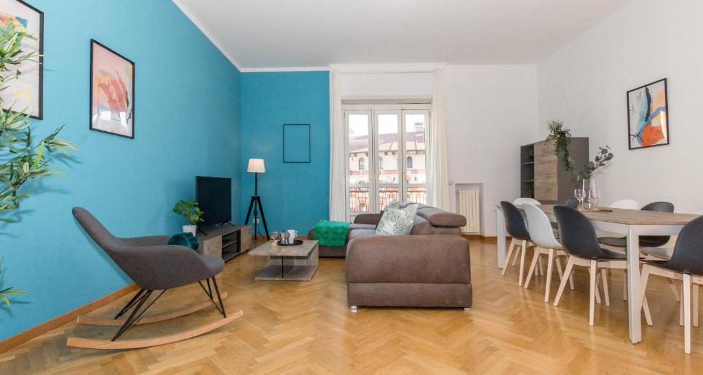 salon z kanapą i stołem w obiekcie JOIVY Lovely Family Apt for 7 near San Lorenzo Columns w Mediolanie