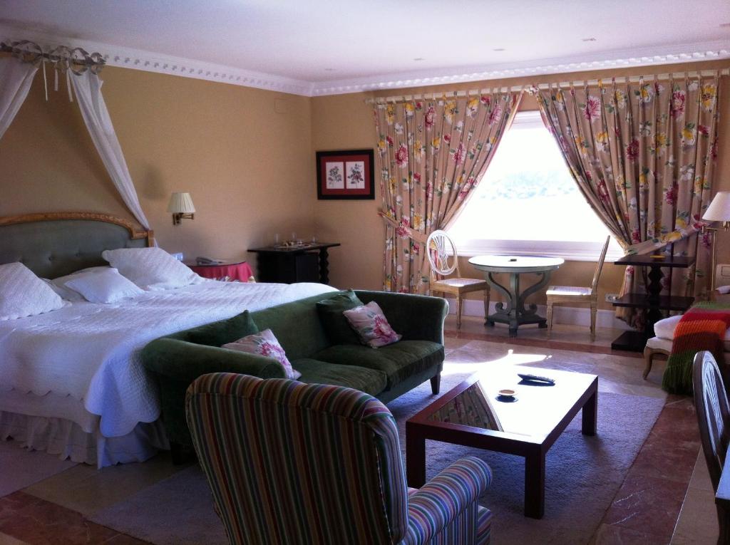Postel nebo postele na pokoji v ubytování Hotel Valdepalacios Gourmand 5* GL