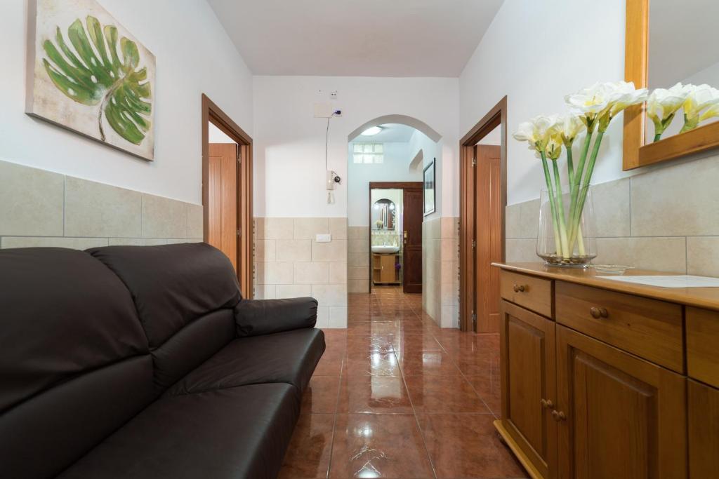 Posezení v ubytování Private Solarium - 2BR House Near the Airport